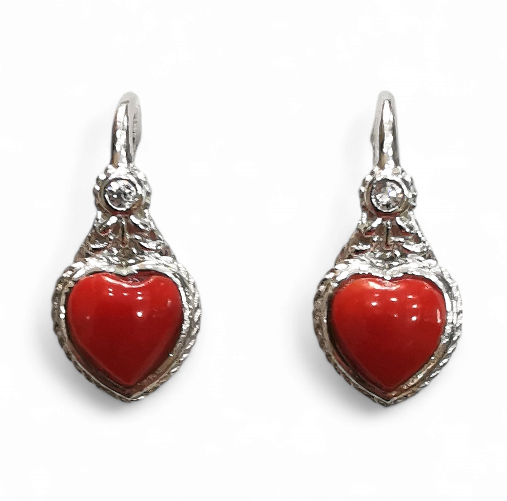 Orecchini con caboscon a cuore di corallo rosso naturale e zirconi in argento 925