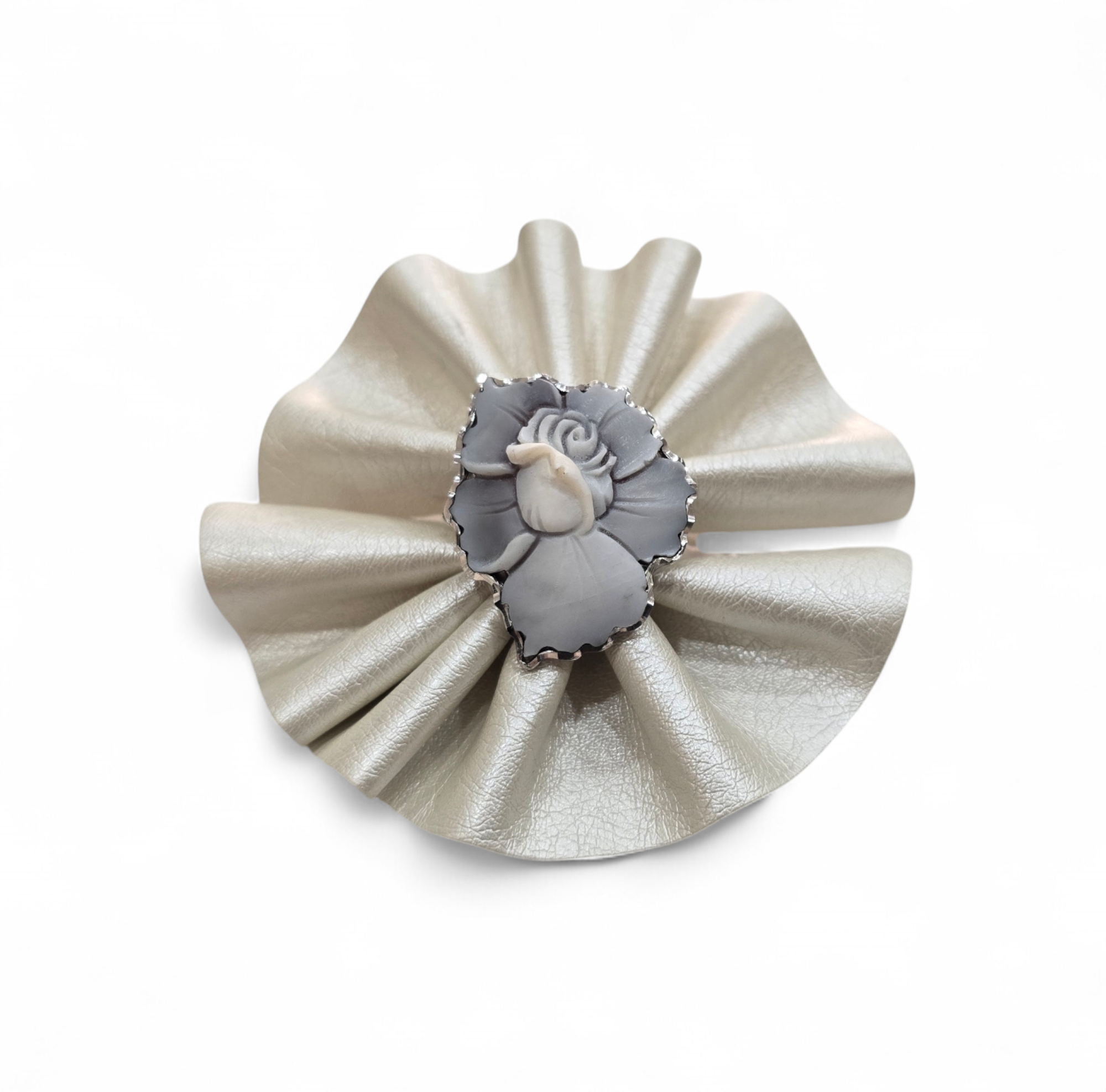 Anello cammeo floreale inciso a mano in argento 925 rodiato