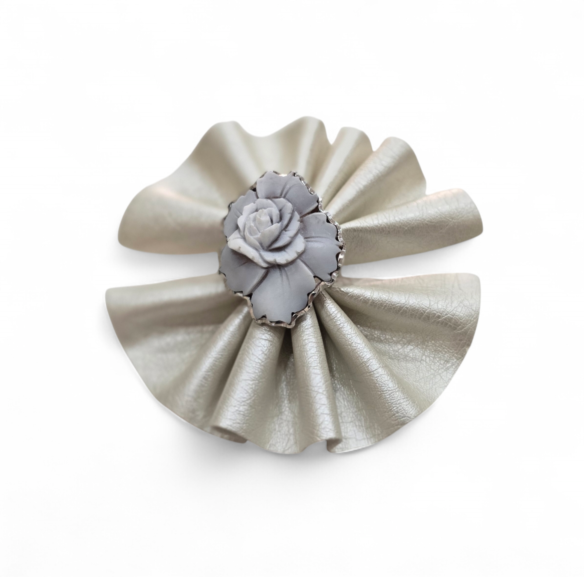 Anello cammeo floreale inciso a mano in argento 925 rodiato