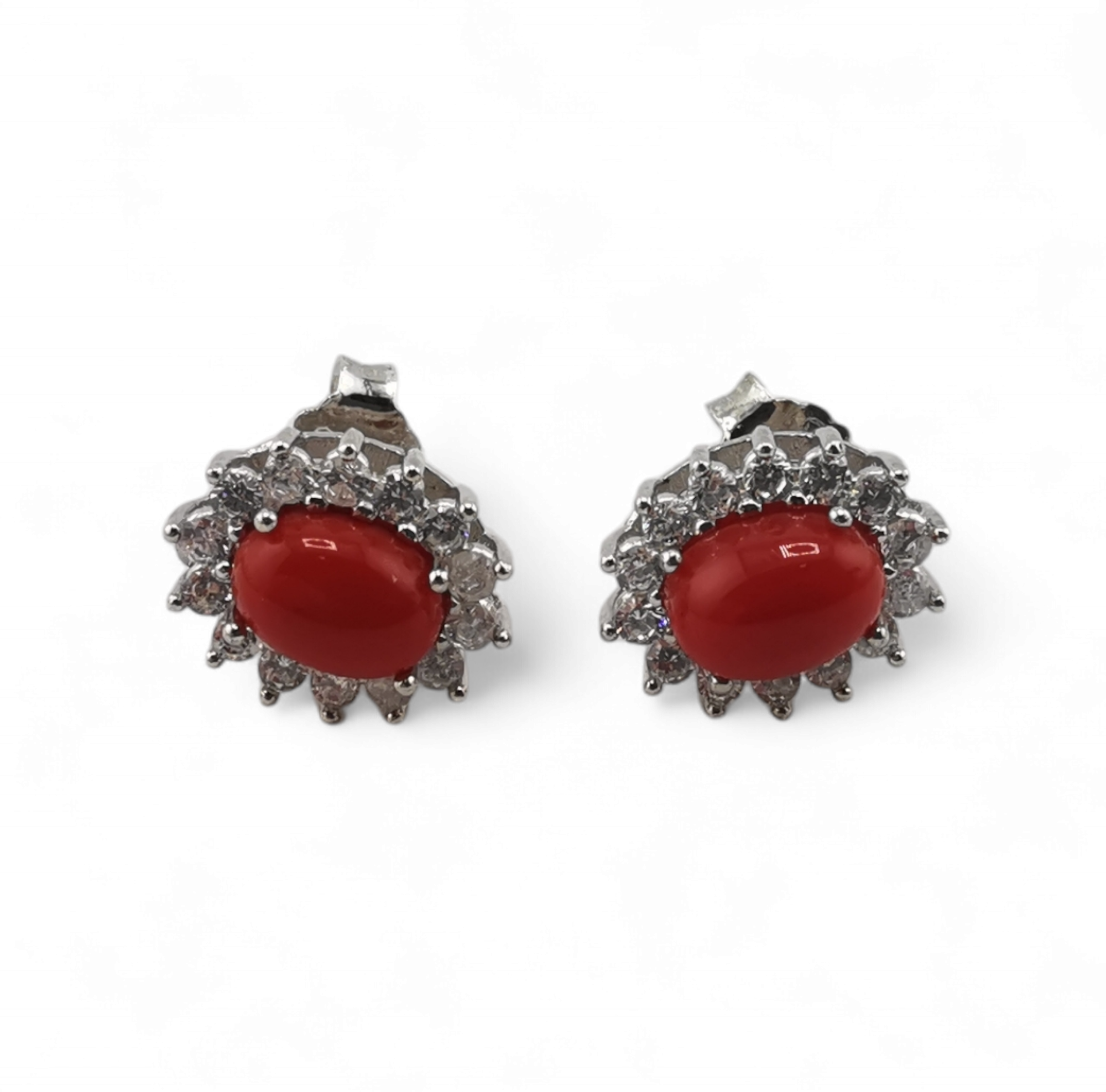 Orecchini cabochon ovali di corallo rosso naturale e zirconi in argento 925