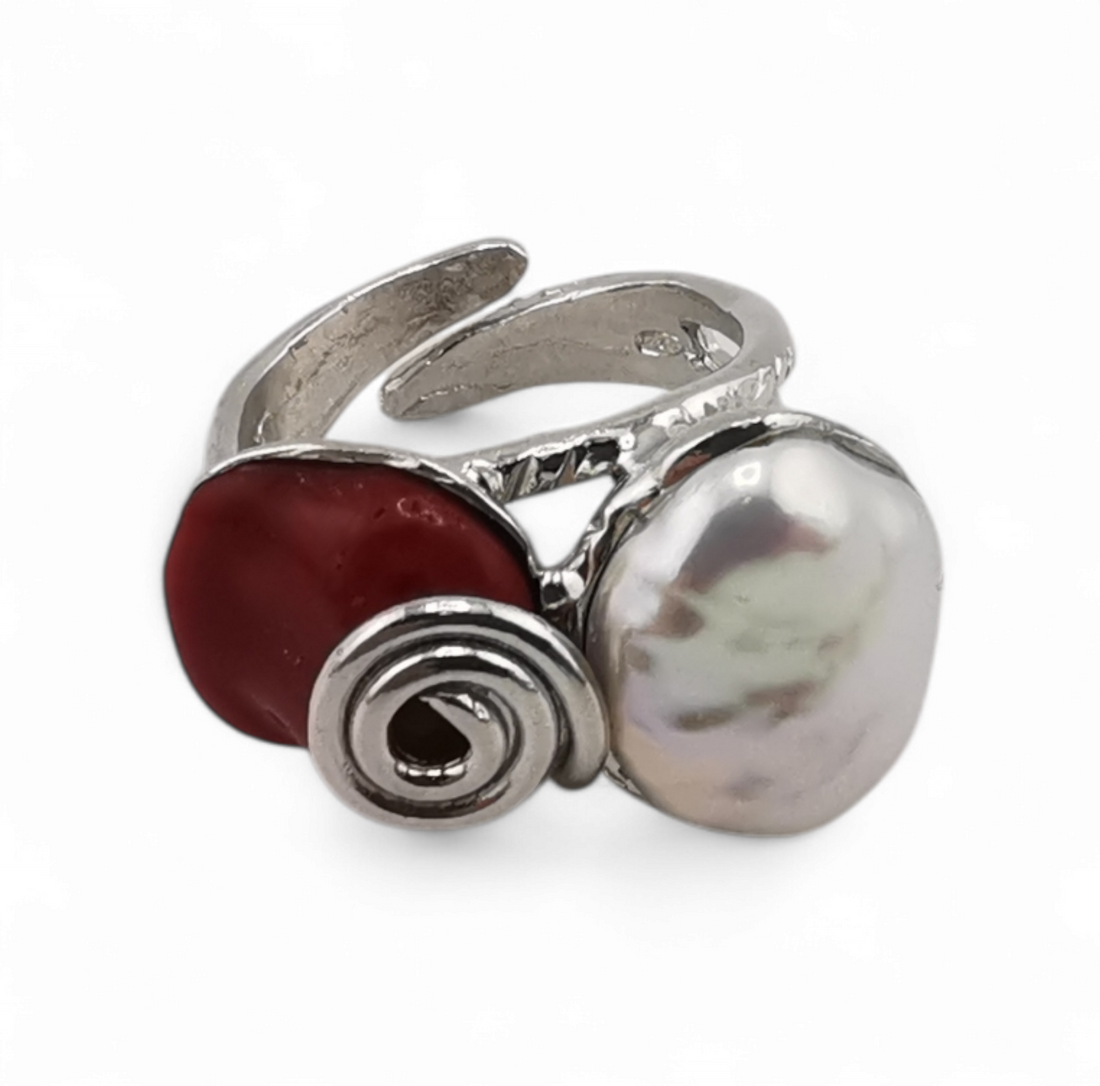 anello aspirale con corallo rosso e perla barocca in argento 925