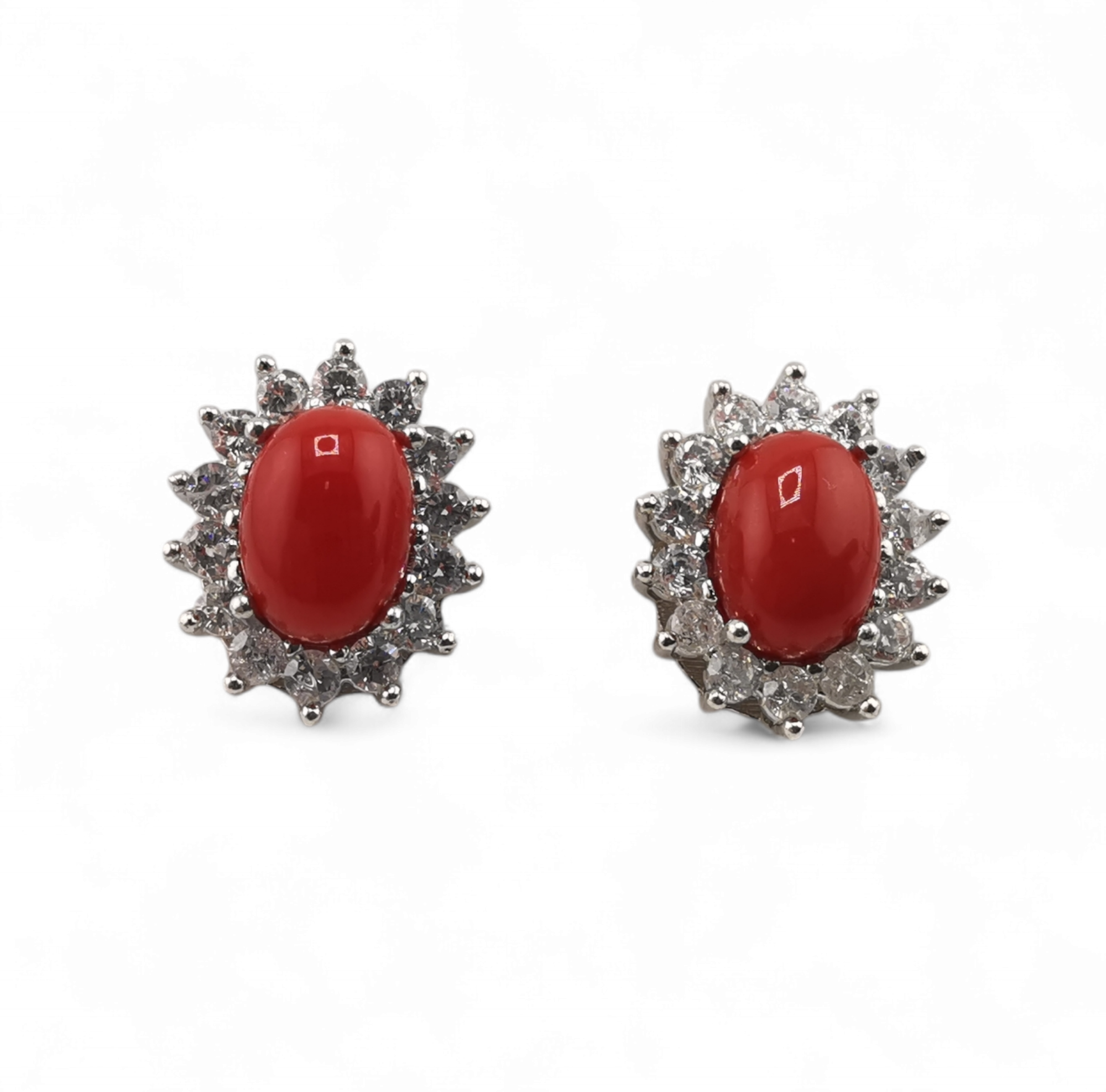 Orecchini cabochon ovali di corallo rosso naturale e zirconi in argento 925