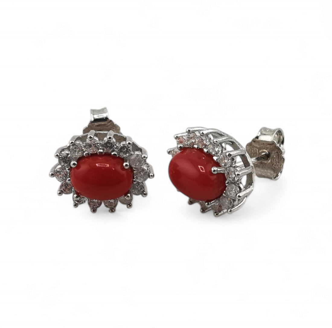 Orecchini cabochon ovali di corallo rosso naturale e zirconi in argento 925