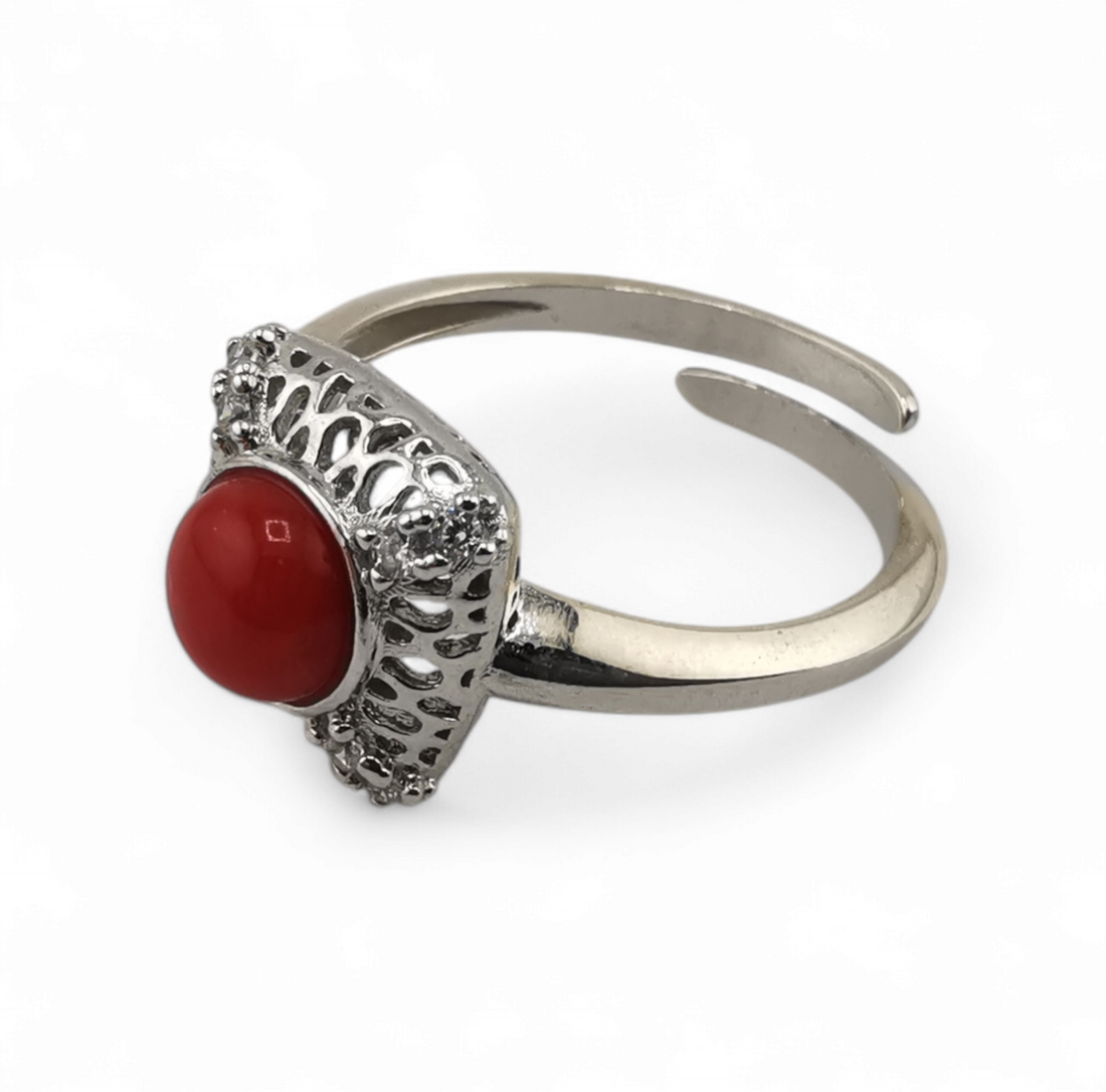 anello traforato con cabochon tondo di corallo rosso naturale e zirconi in argento 925