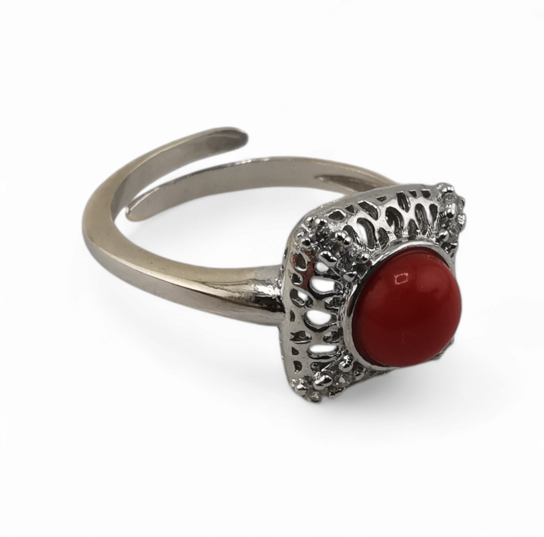 anello traforato con cabochon tondo di corallo rosso naturale e zirconi in argento 925