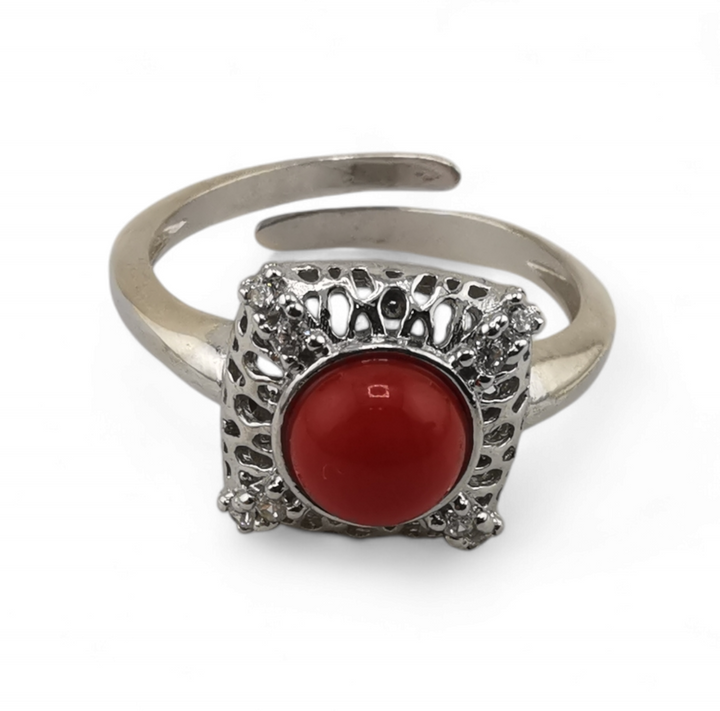 anello traforato con cabochon tondo di corallo rosso naturale e zirconi in argento 925