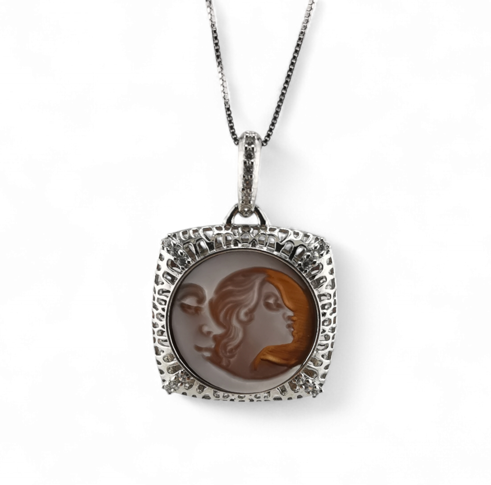 Collana con ciondolo traforato cammeo sardonico RAGAZZA NELLA LUNA  in argento 925 rodiato