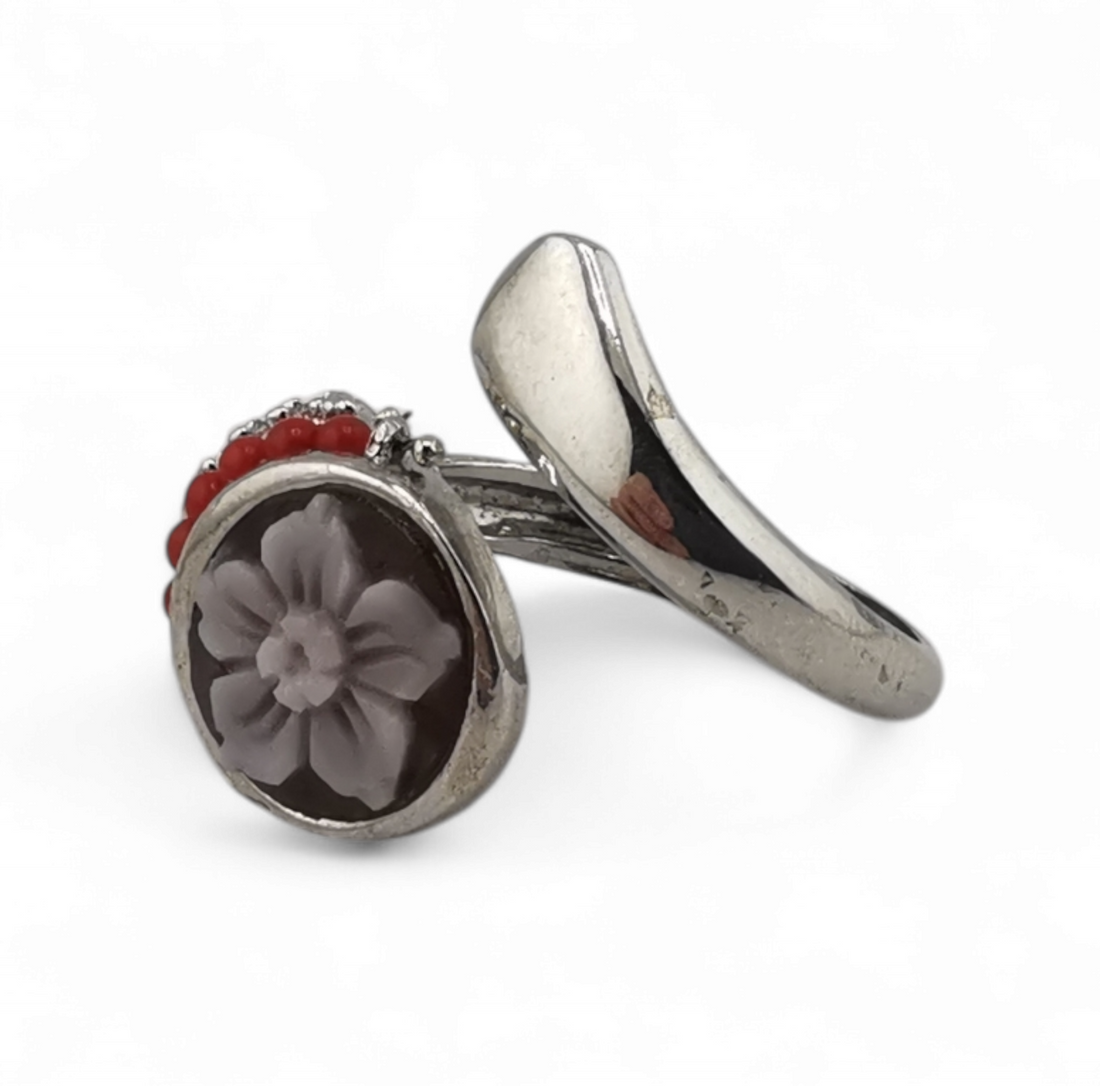 Anello cammeo floreale da 10 mm con pallini di corallo rosso in argento 925 rodiato